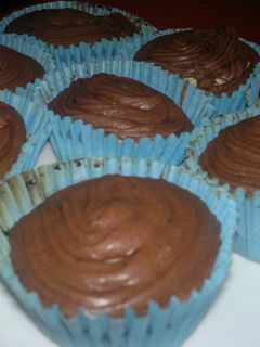 Una foto de Cupcakes con chips y cubierta de chocolate