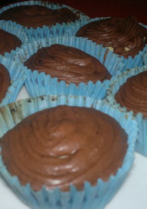 Una foto de Cupcakes con chips y cubierta de chocolate