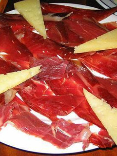 Una foto de Aperitivo de jamón y queso