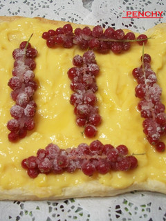 Una foto de Tarta de crema pastelera con grosellas silvestres escarchadas