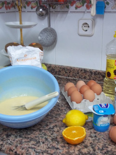 Una foto de Coc de yogur de limón con zumo de naranja