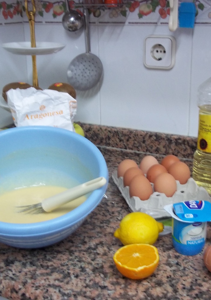 Una foto de Coc de yogur de limón con zumo de naranja