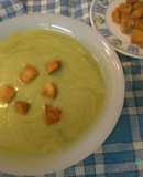Pure de calabacín con hojas de lechuga y picatostes