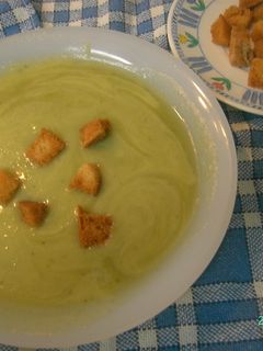 Una foto de Pure de calabacín con hojas de lechuga y picatostes