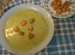 Una foto de Pure de calabacín con hojas de lechuga y picatostes