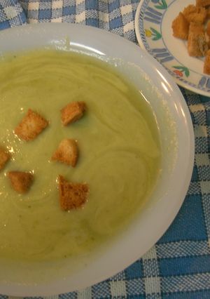 Una foto de Pure de calabacín con hojas de lechuga y picatostes