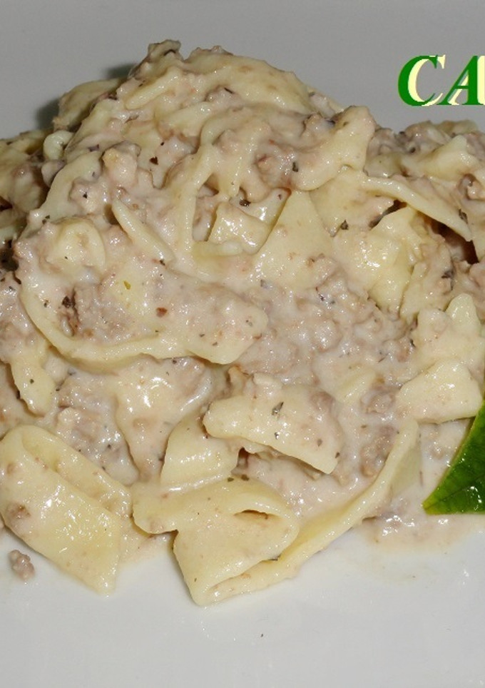 Una foto de Tagliatelle con carne y salsa de queso