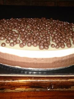 Una foto de Tarta tres chocolates con gelatina