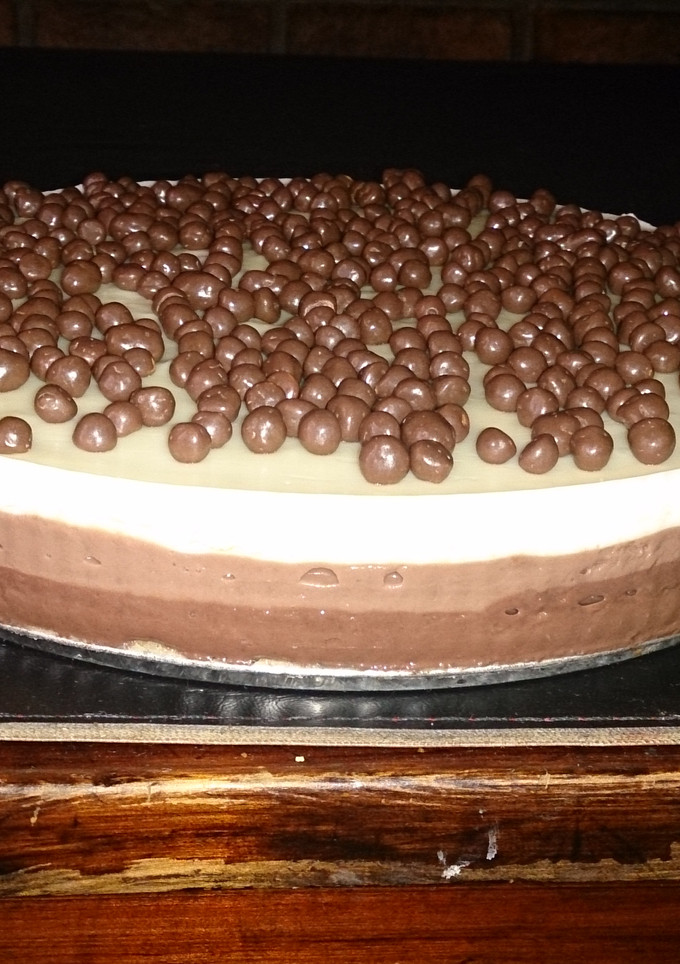 Una foto de Tarta tres chocolates con gelatina