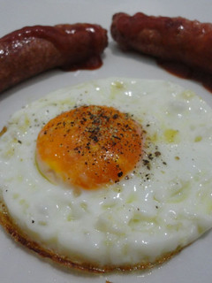 Una foto de Huevo con guardaespaldas