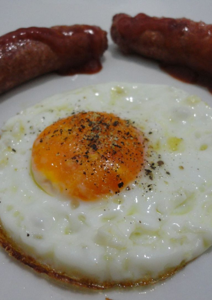 Una foto de Huevo con guardaespaldas