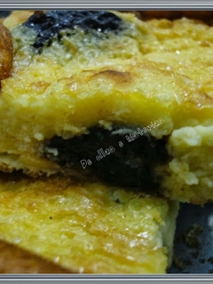 Una foto de Flaugnarde o flan de ciruelas pasas