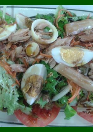 Una foto de Ensalada mixta con ventresca