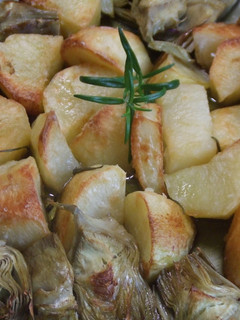 Una foto de Patatas y alcachofas al romero para carnes