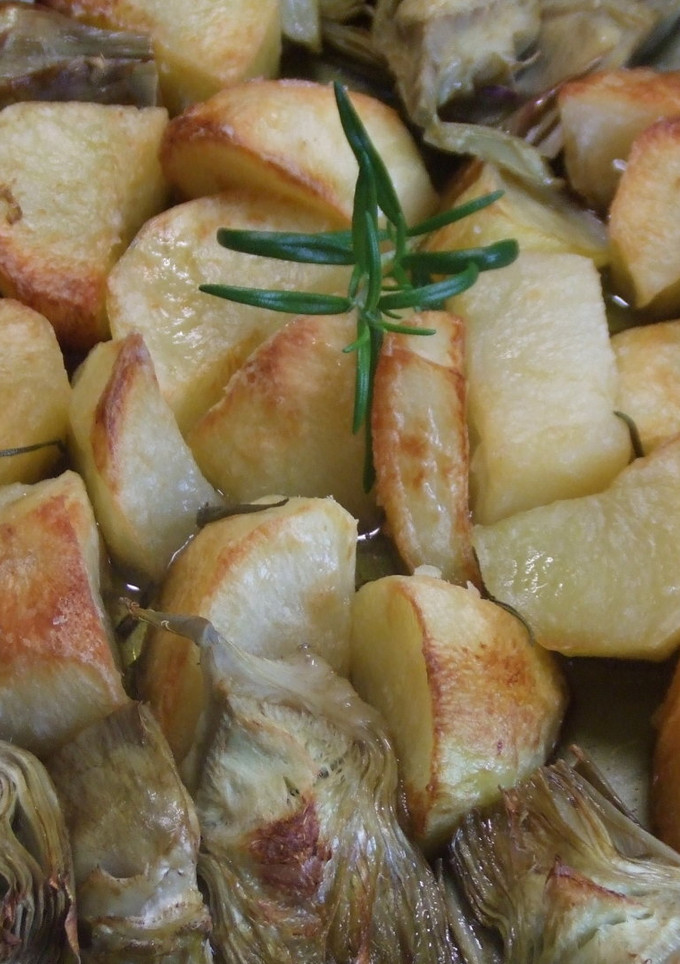 Una foto de Patatas y alcachofas al romero para carnes