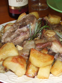 Una foto de Cordero al horno con patatas asadas y alcachofas