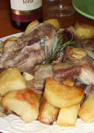 Una foto de Cordero al horno con patatas asadas y alcachofas