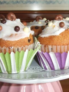 Una foto de Muffins de vainilla con trocitos de chocolate y cobertura de naranja