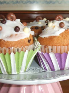 Una foto de Muffins de vainilla con trocitos de chocolate y cobertura de naranja