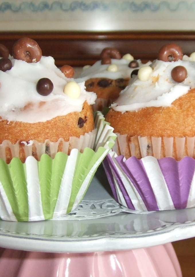 Una foto de Muffins de vainilla con trocitos de chocolate y cobertura de naranja