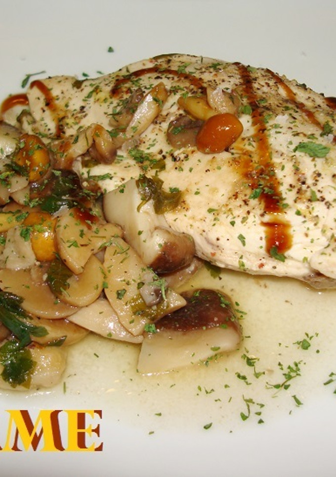 Una foto de Setas y pechuga de pollo en papillotte
