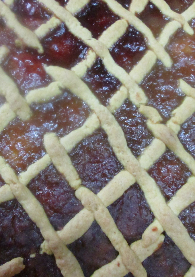 Una foto de Pasta frola con tres dulces