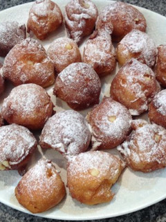 Una foto de Buñuelos de viento rellenos de crema