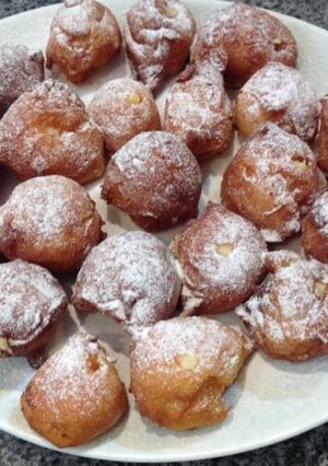 Una foto de Buñuelos de viento rellenos de crema