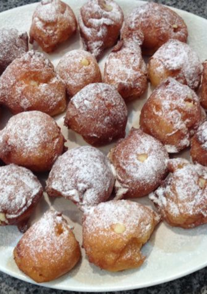 Una foto de Buñuelos de viento rellenos de crema