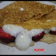 Filloas con nata y fresas