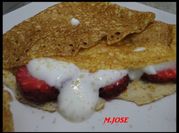 Una foto de filloas con fresas