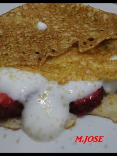 Una foto de Filloas con nata y fresas