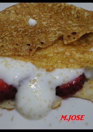Una foto de Filloas con nata y fresas