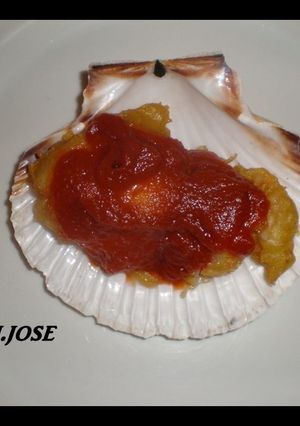 Una foto de Vieiras en tempura con salsa de tomate