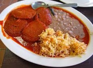Una foto de Tortitas de pulpa de camarón en salsa