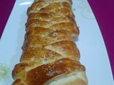 Trenza de hojaldre con salchichón y dátiles