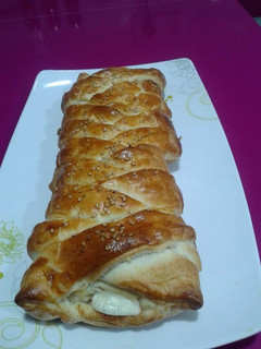 Foto principal de Trenza de hojaldre con salchichón y dátiles