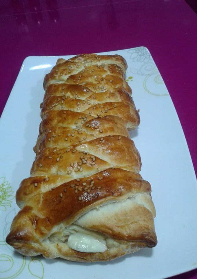 Una foto de Trenza de hojaldre con salchichón y dátiles