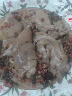 Una foto de Manos de cerdo con senderillas y harina de boletus