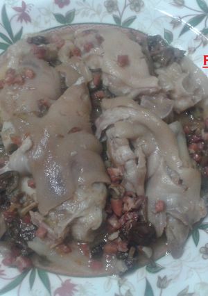 Una foto de Manos de cerdo con senderillas y harina de boletus