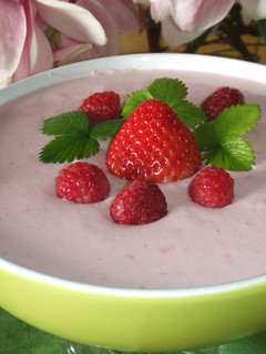 Una foto de Postre de fresas y frambuesas
