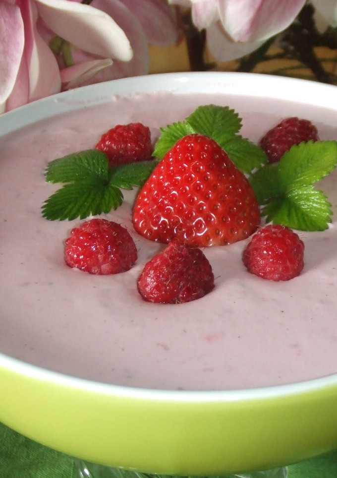Una foto de Postre de fresas y frambuesas