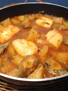Una foto de Bacalao con patatas y alcachofas