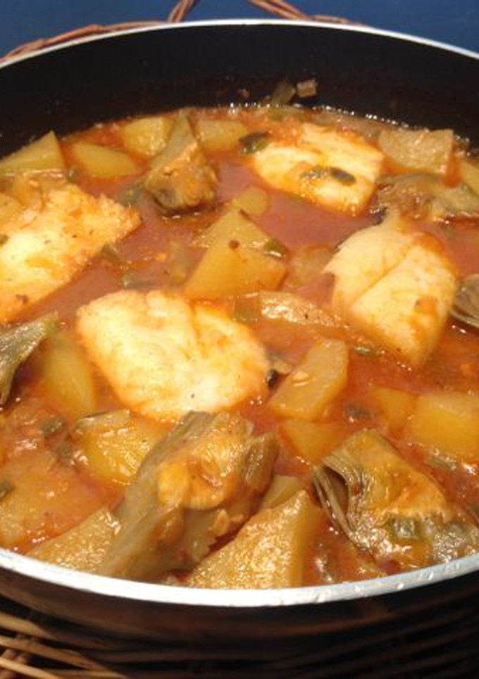 Una foto de Bacalao con patatas y alcachofas