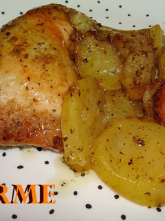 Una foto de Muslos de pollo y patatas al horno a las hierbas provenzales