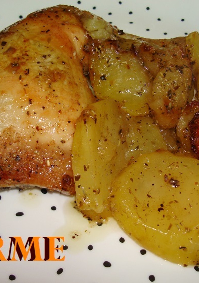Una foto de Muslos de pollo y patatas al horno a las hierbas provenzales