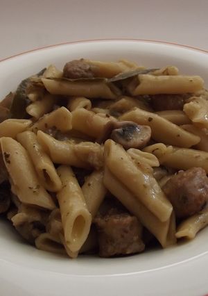 Una foto de Macarrones de longanizas y champiñones
