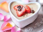 Una foto de postres con huevo y fresas