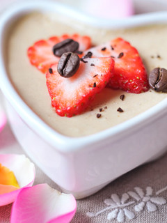 Una foto de Mousse de café y fresas