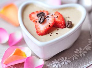 Una foto de Mousse de café y fresas